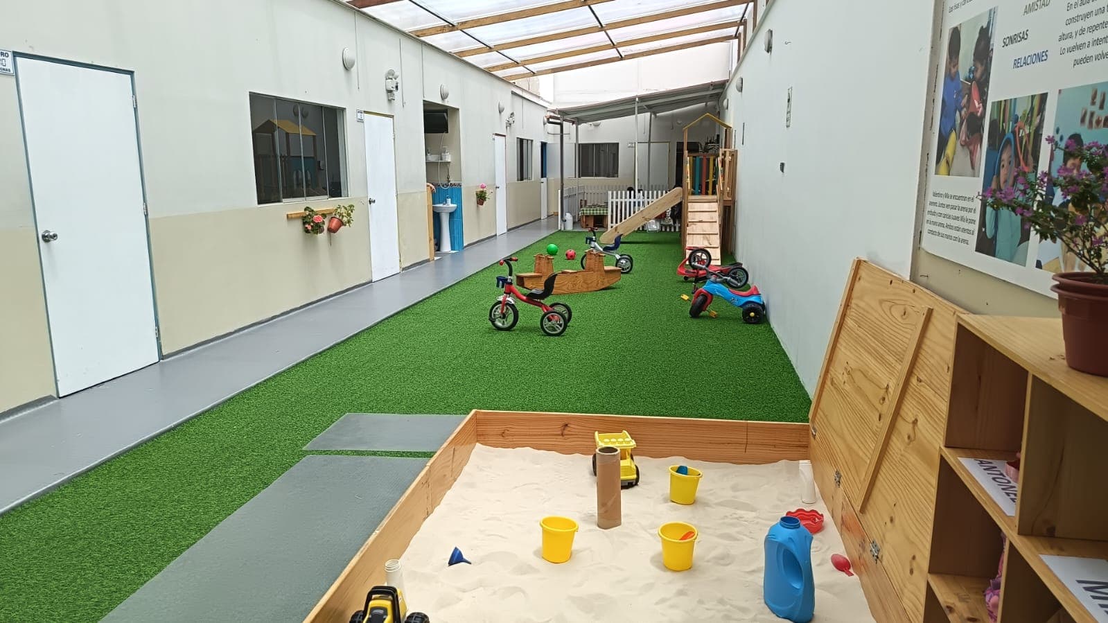 Patio seguro del nido infantil para juego libre y desarrollo motor